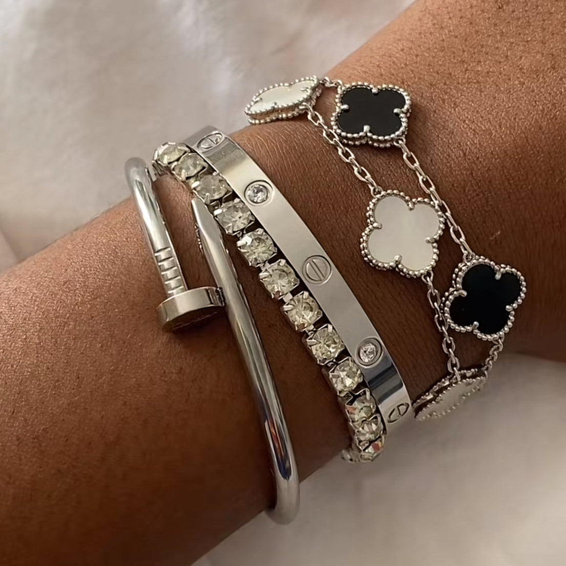 GESTAPELT ELEGANZ | SCHWARZES ODER WEISSES KLEEBLATT